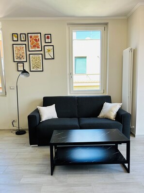 Smart TV, books, stereo - Enzo House Central penthouse San Giovanni Rome (Roma)