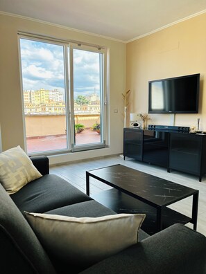 Smart-TV, Bücher, Stereoanlage