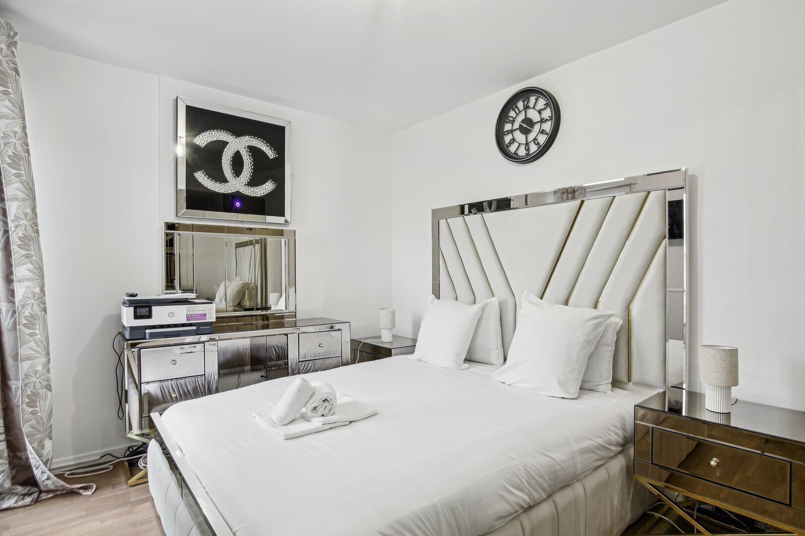 2 bedrooms, desk, Internet, bed sheets