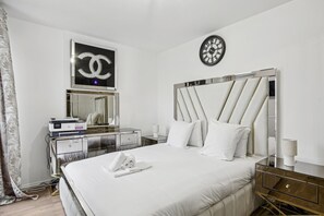 2 dormitorios, escritorio, Internet y ropa de cama