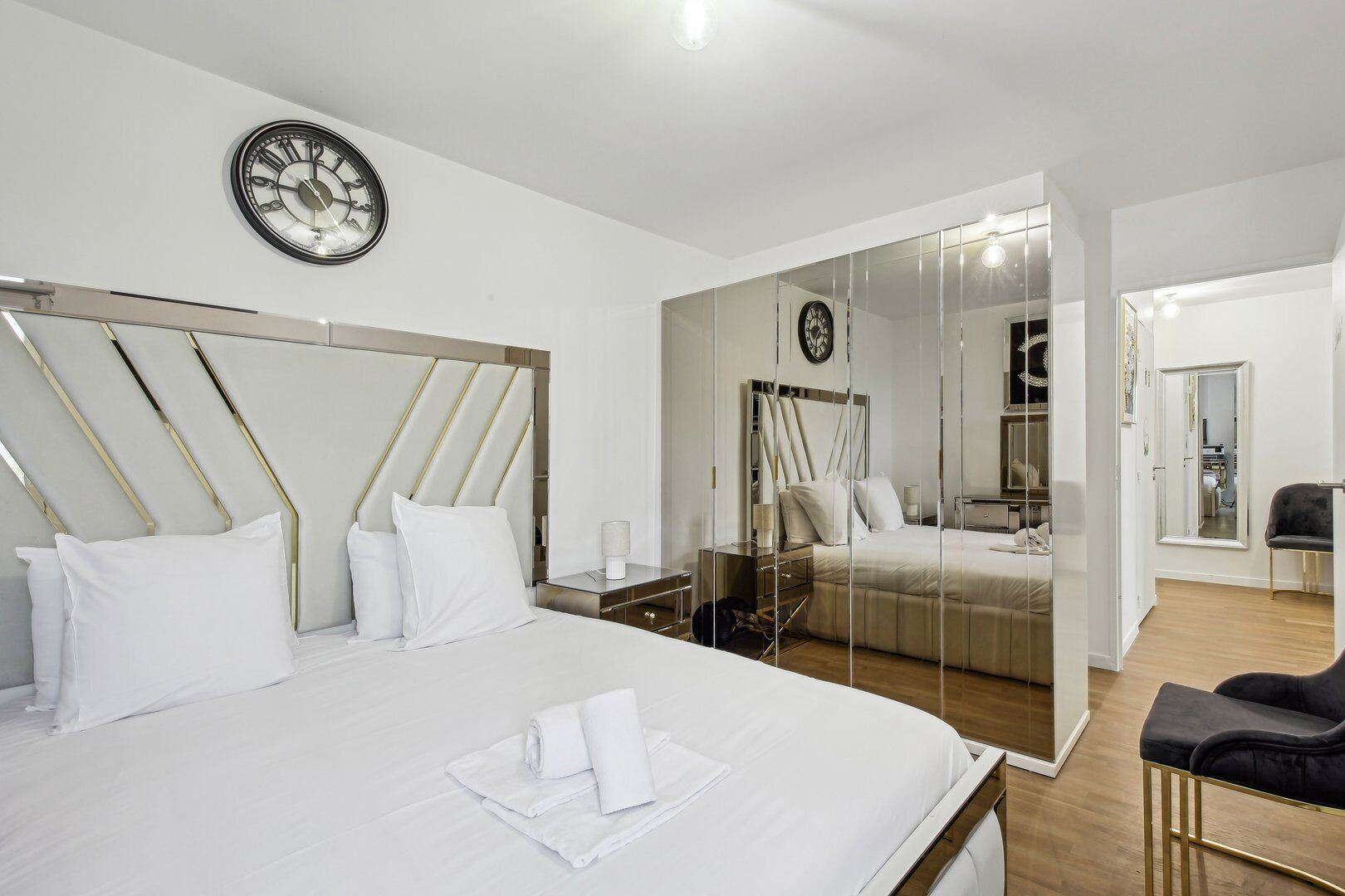 2 soverom, skrivebord, internettilgang og sengetøy