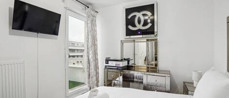 2 habitaciones, escritorio, internet y ropa de cama