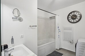 Dusche, Haartrockner, Handtücher