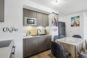 Fridge, microwave, oven, coffee/tea maker
