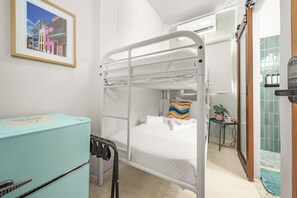 1 habitación, escritorio, tabla de planchar con plancha y wifi gratis 