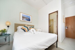 1 habitación, escritorio, tabla de planchar con plancha y cuna de viaje 
