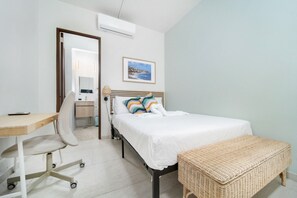 1 Schlafzimmer, Schreibtisch, Bügeleisen/Bügelbrett, Reisekinderbett
