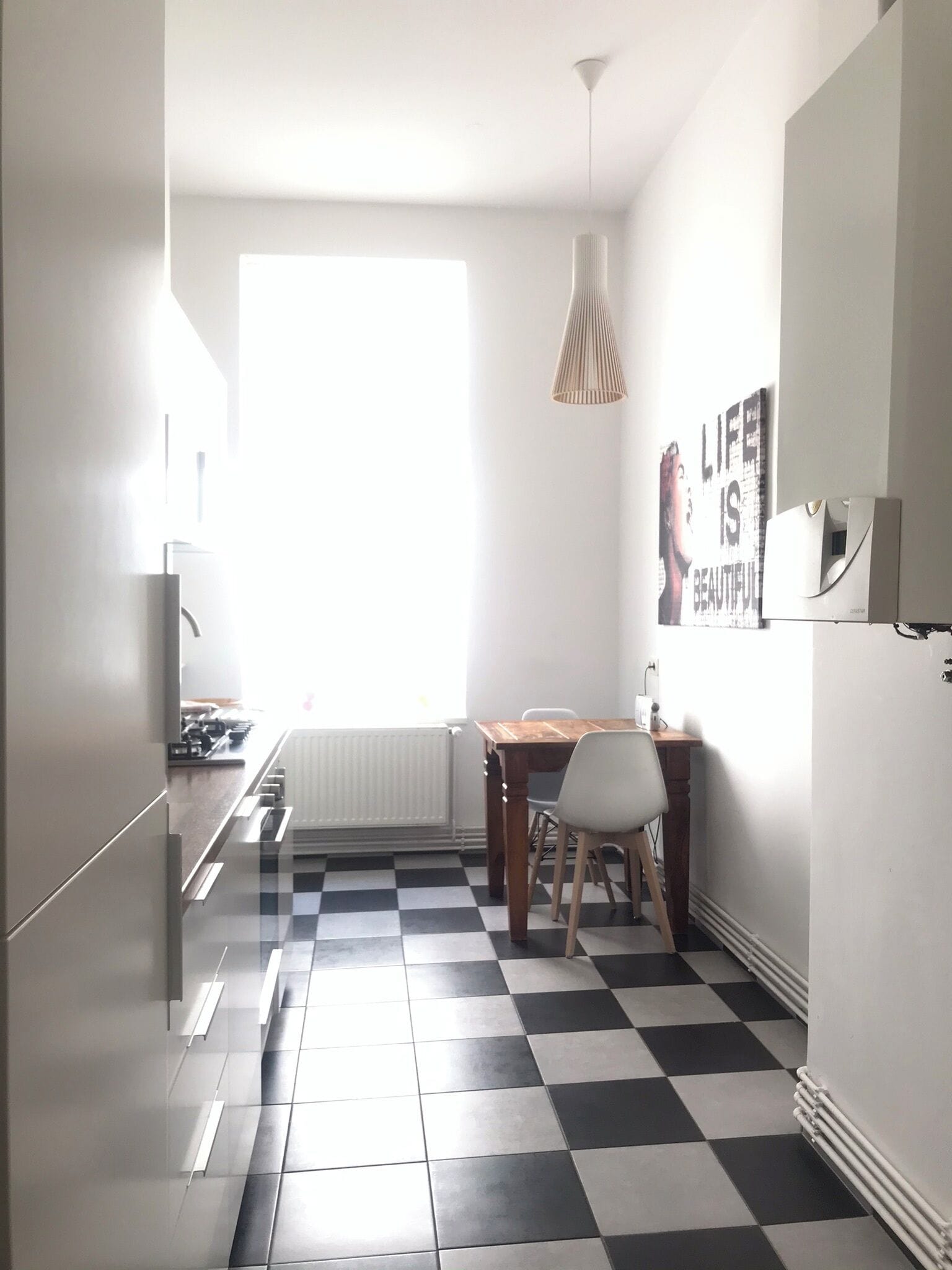 Een koffiezetapparaat/waterkoker, een koelkast, een oven, een kookplaat