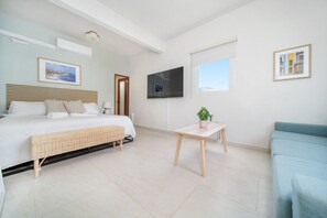 1 chambre, bureau, fer et planche à repasser, lit parapluie