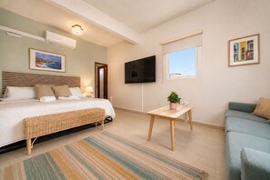 1 dormitorio, escritorio, tabla de planchar con plancha y cuna de viaje