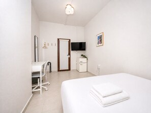1 Schlafzimmer, Schreibtisch, Bügeleisen/Bügelbrett, Reisekinderbett