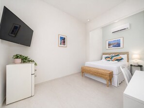 1 chambre, bureau, fer et planche à repasser, lit parapluie