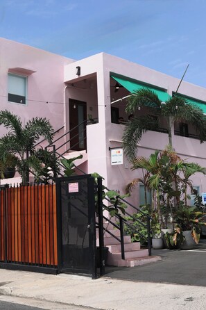 Unclassified image, 3 of 19, button - Colorful Crash Pad Near Cerra Art (San Juan)