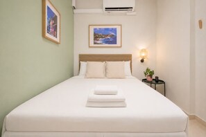 1 bedroom, iron/ironing board, travel cot, free WiFi - Sleek & Serene Stay in San Juan (San Juan)