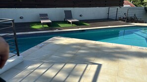 Outdoor pool - Comfy apartment in Havendale with great Amenities. (Kingston)
