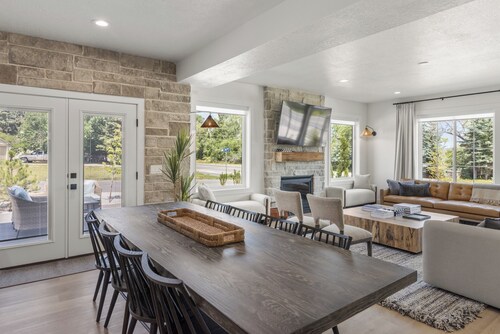 Gorgeous, BRAND NEW home in the heart of Garden City! Perfect location!