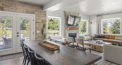 Gorgeous, BRAND NEW home in the heart of Garden City! Perfect location!