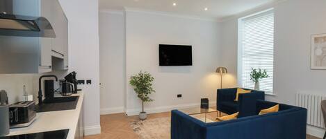 Lave-vaisselle, batterie de cuisine, vaisselle et ustensiles