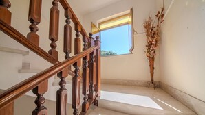 A wooden staircase with a view of the sky through a window. - Magnolia House - Appartamento 1 (Tor Lupara)
