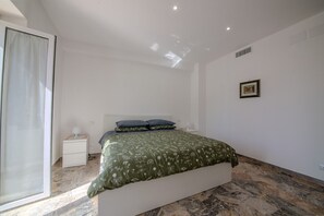 2 bedrooms, desk, iron/ironing board, WiFi