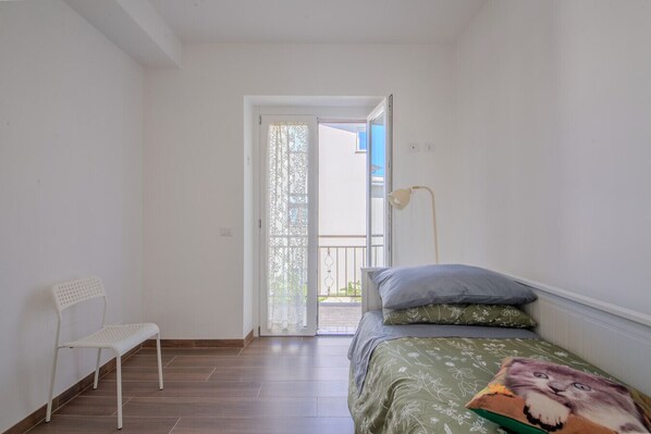 2 bedrooms, desk, iron/ironing board, WiFi