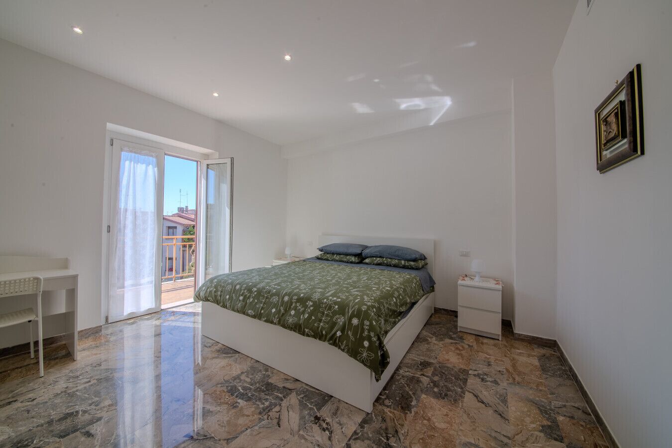 2 bedrooms, desk, WiFi, bed sheets