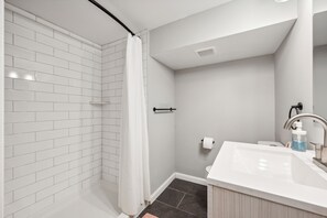 Haartrockner, Handtücher, Seife, Toilettenpapier