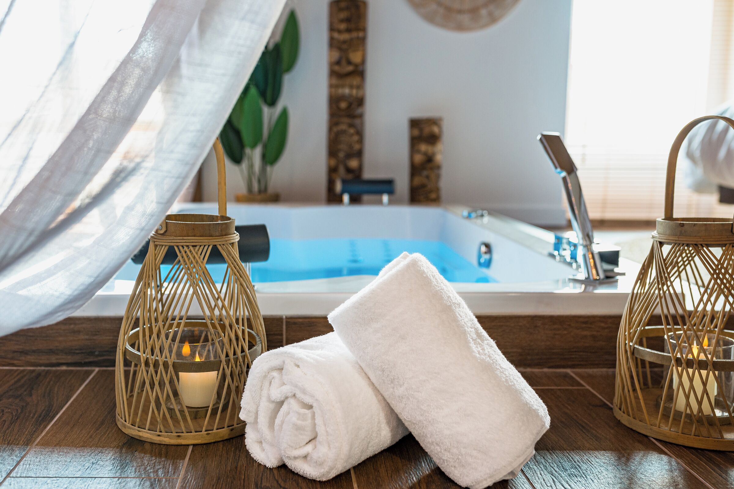 Jetted tub, hair dryer, towels, soap