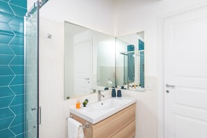 Dusche, Haartrockner, Bidet, Handtücher