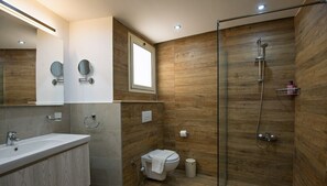 Een douche, een haardroger, handdoeken, zeep