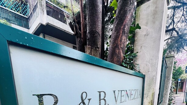 A sign with the name "B. & B. VENEZIA" on a building facade. - L'affito Camera di Venezia (Mestre)