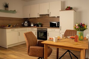 Ovn, kokeplater og oppvaskmaskin