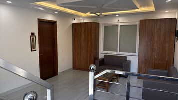 Desayuno buffet diario (INR 250 por persona)