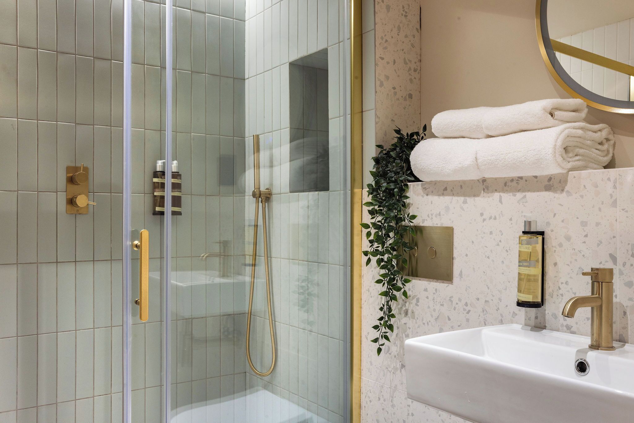 Gallery Apartment | Bathroom | Shower, hair dryer, towels, soap
