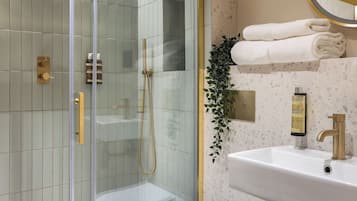 Gallery Apartment | Bathroom | Shower, hair dryer, towels, soap