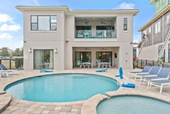 Utendørsbasseng og solsenger