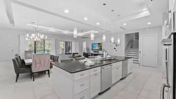 Casa Confort, varias habitaciones, alberca privada | Cocina privada