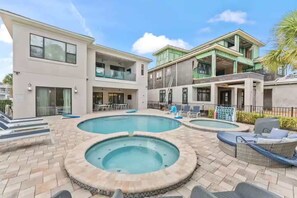 室外游泳池，提供日光浴躺椅