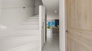 Ein modernes Interieur mit einer Treppe, die zu einer Küchenzeile führt.