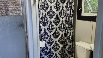 Dutxa, assecador de cabells, tovalloles i sabó