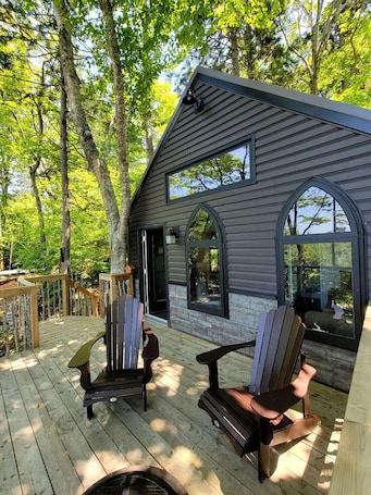 Terrace/patio. Treehouse overlooking the lake