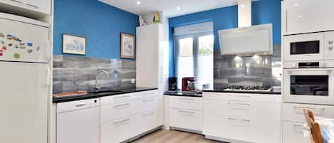 Frigorífico, microondas, horno y placa de cocina