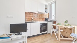Kaffetrakter/tekoker, kjøleskap, ovn og kokeplater