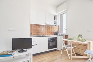 Réfrigérateur, four, plaque de cuisson, cafetière/bouilloire