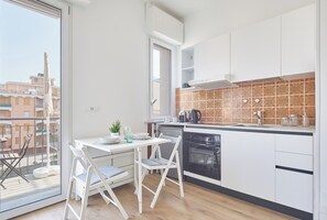 Fridge, oven, stovetop, coffee/tea maker