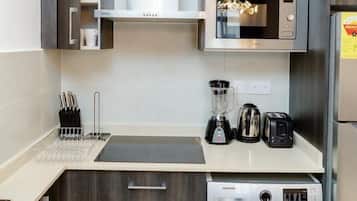 Full-sized fridge, microwave, oven, stovetop