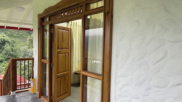 Bureau, espace de travail pour ordinateur portable, Wi-Fi gratuit