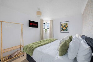 2 quartos, ferros/tábuas de passar roupa, berço de viagem