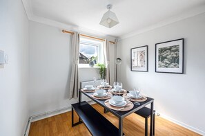 Dining - Stylish Home • Excellent Location • Free Parking • Fast WiFI • Smart TVs (Milton Keynes)