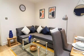 Smart TV - City Centre Apartment  • Sleeps 5 • Free Parking • Fast WiFi (Sheffield)
